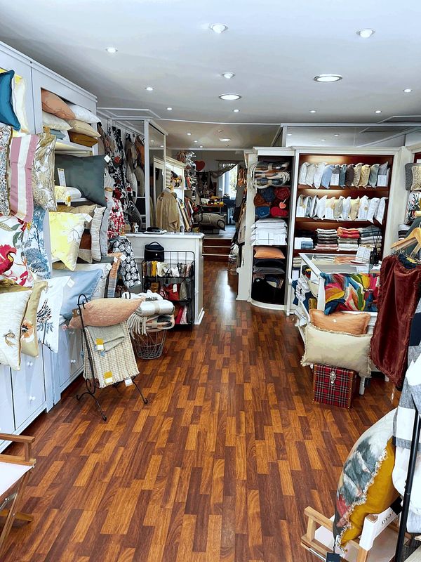 L’allée de la boutique Signature, ses étagères de linge et son parquet