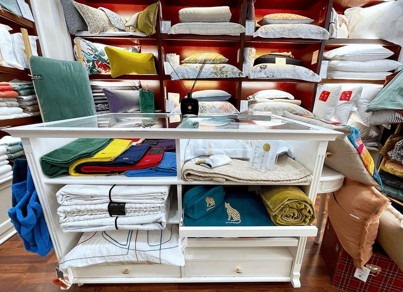 Le comptoir et les étagères de linge de lit