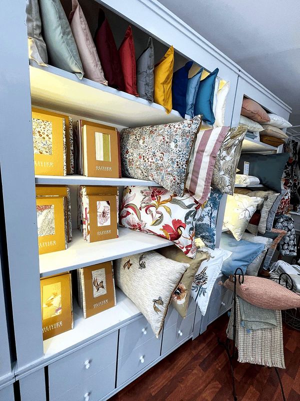 Un mur de coussins et de linge de lit