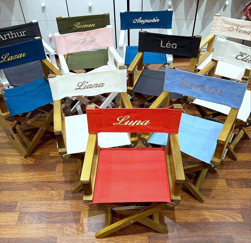 Fauteuils d’enfant aux toiles de couleur, brodés de prénoms