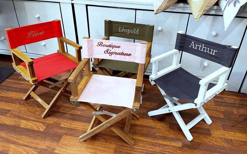 Trois fauteuils brodés : rouge, rose et noir