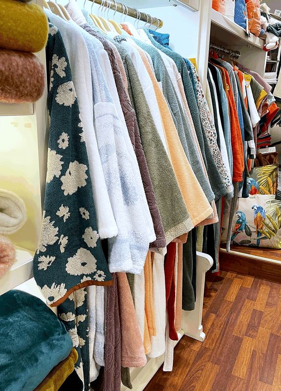 Peignoirs et robes de chambre sur portant