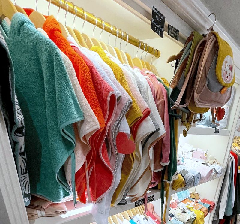 Peignoirs de toutes les couleurs sur un portant