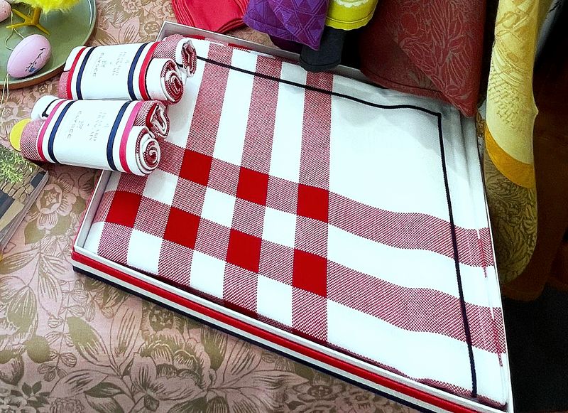 Nappe à carreaux rouges et blancs